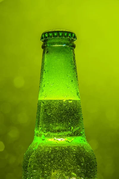 Groene Bierflesje Met Bubbels Groene Bokeh Achtergrond — Stockfoto