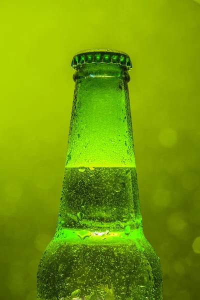 Groene Bierflesje Met Bubbels Groene Bokeh Achtergrond — Stockfoto