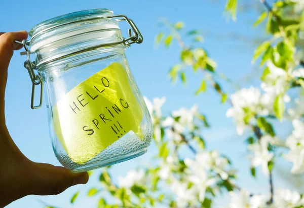 Autocollant Vert Avec Des Mots Bonjour Printemps Dans Pot Verre — Photo