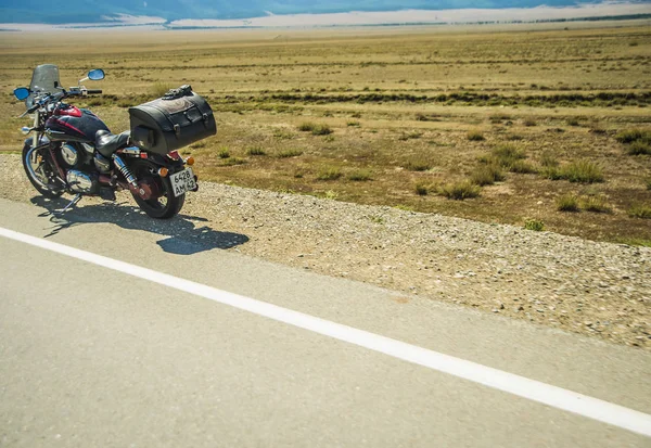 Altay Rusia Agosto 2017 Motocicleta Carretera Sobre Fondo Las Colinas — Foto de Stock