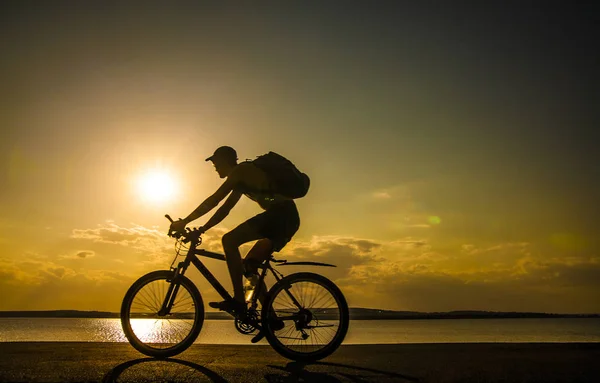 Silhouette Des Mannes Auf Dem Fahrrad Reisekonzept — Stockfoto