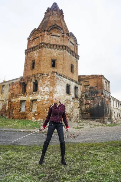 Блондинка Воїн Мечем Стоїть Біля Замку — стокове фото