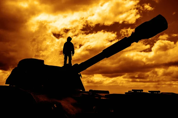 Manlig Soldat Mot Solen Gryningen Silhuetten Soldat Tank — Stockfoto