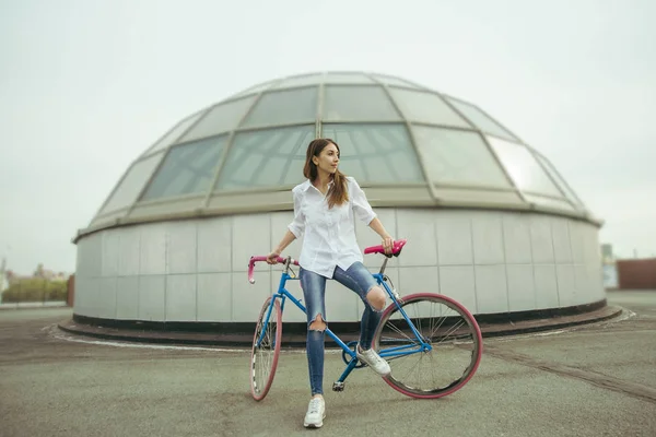 Urban Biking Young Girl Bike City Cute Brunette Woman Sporty — Stock Photo, Image