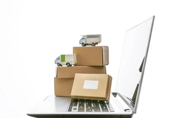 Versand Lieferung Und Logistikkonzept Zwei Lkws Und Pappkartons Auf Laptop — Stockfoto