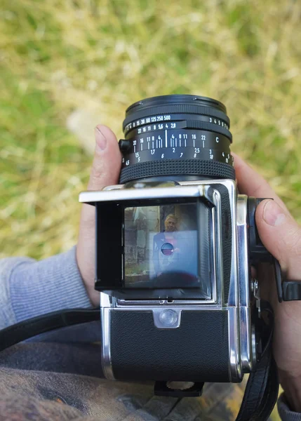 Vista Dall Alto Della Fotocamera Vintage Con Mia Mani Maschili — Foto Stock