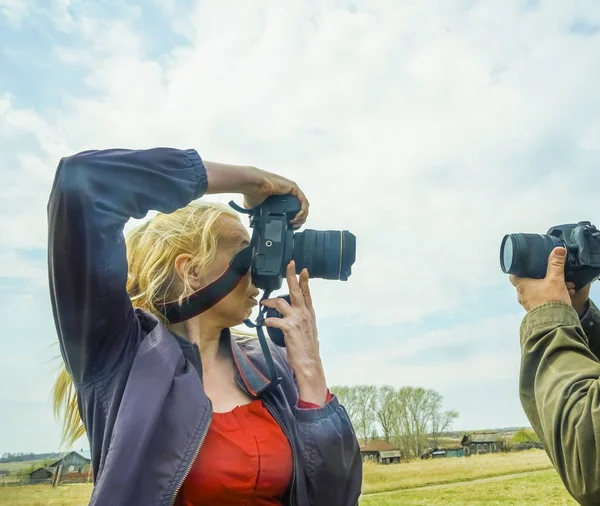 Dos Fotógrafos Profesionales Disparándose Unos Otros Contra Cielo Azul Con — Foto de Stock