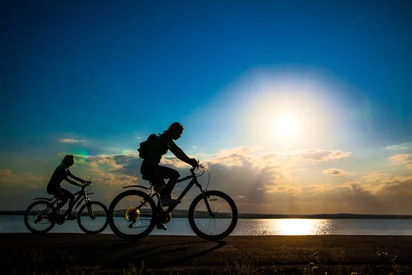 Leere Räume Sportliche Freunde Auf Fahrrädern Bei Sonnenuntergang Radfahrer Die — Stockfoto