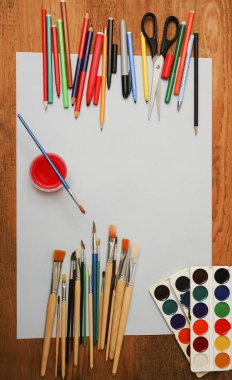 Sanat çalışma alanı ile yaratıcı aksesuarları, sanat resim ve çizim araçları. Sanat yaratıcı çalışma için malzemeleri. boş kağıt sayfası arka plan. 