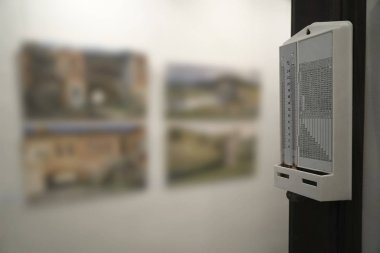 Vintage analog metal Hidrometre ve resim Galerisi'ndeki resimleri karşı asılı termometre