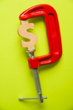 G kelepçe ve ahşap dolar izole işareti