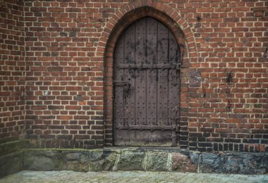 Eski, retro, vintage, tarihi kapı kırmızı tuğla duvar arka planda. tarihi arka plan.