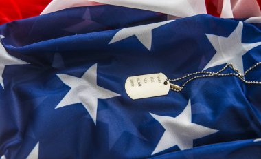 Amerikan bayrağı arka plan üzerinde asker rozeti. kelimeler - isim, yaş, cinsiyet, kan, Doğum ile boş asker rozet