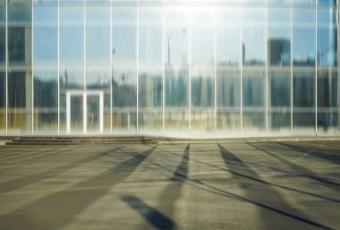 Büyük Modern gökdelen ofis binası ile şeffaf cam dış cephe. 