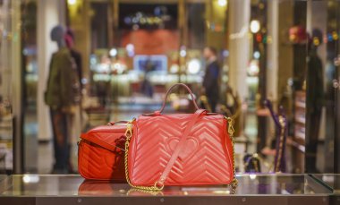 iki lüks kırmızı çanta vitrin Milan, İtalya'da saklamak.. 