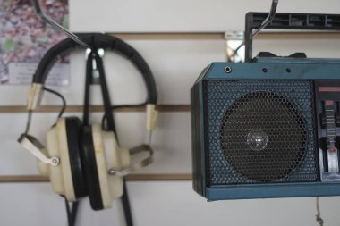 Eski, retro, vintage, kaset kaydedici ve büyük kulaklıklar yaşları