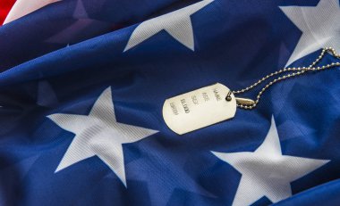 Amerikan bayrağı arka plan üzerinde asker rozeti. kelimeler - isim, yaş, cinsiyet, kan, Doğum ile boş asker rozet