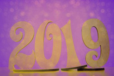Mutlu yeni yıl kartı 2019. ahşap sayı - 2019 yıl gece mor zemin üzerine. 