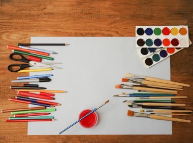 Sanat çalışma alanı ile yaratıcı aksesuarları, sanat resim ve çizim araçları. Sanat yaratıcı çalışma için malzemeleri. boş kağıt sayfası arka plan. 