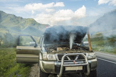 Yaz dağlar karşı ısınmış Suv araba ayakta. Smokey araba motoru. Altay, Rusya Federasyonu