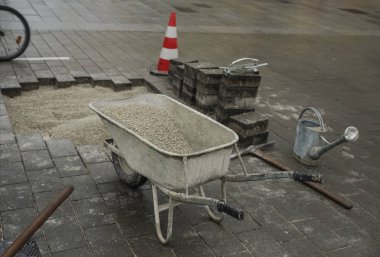 ezilmiş taş kamyonla. yeni kaldırım döşeme