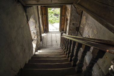 terk edilmiş Villa eski ahşap merdiven. Aşağı yönlü.