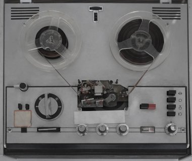 Eski makara teyp, ahşap masa, retro tarzı. 