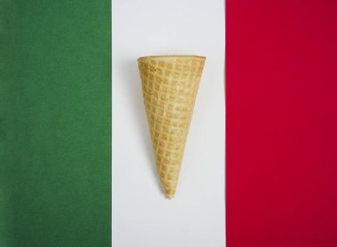 boş gözleme koni arka planda İtalyan bayrağı. 