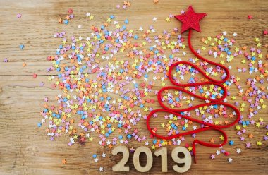 Bir çok renkli konfeti ve dantel vintage tarzı ahşap doku Noel ağacı. mutlu yeni yıl kartı