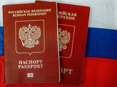iki Rus uluslararası pasaport Rus bayrağı doku. ahşap masa 