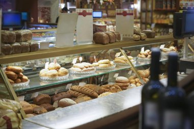 Cafe ve pastane durumda görüntüler. Cam Fırını dükkanında ışık yansıması ile hamur işleri görüntüleyin. seçici odak.