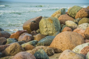 büyük renkli taşlar yalan Baltık Denizi plajda sahil. Doğa arka plan. 