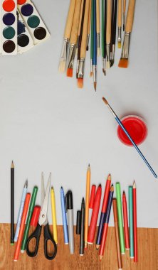 Sanat çalışma alanı ile yaratıcı aksesuarları, sanat resim ve çizim araçları. Sanat yaratıcı çalışma için malzemeleri. boş kağıt sayfası arka plan. 