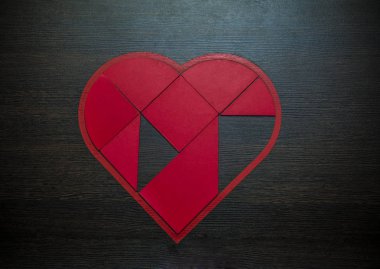 Kırmızı kalp çok bulmaca rakamlar ahşap masa arka plan üzerinde yapılan. 