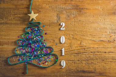 Bir çok renkli konfeti ve dantel vintage tarzı ahşap doku Noel ağacı. mutlu yeni yıl kartı