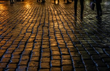 Arnavut kaldırımlı sokak yol ile kentsel gece yağmurlu sahne. insanlar yürüyen siluetleri. Moskova, Kızıl meydan.