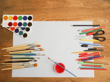 Sanat çalışma alanı ile yaratıcı aksesuarları, sanat resim ve çizim araçları. Sanat yaratıcı çalışma için malzemeleri. boş kağıt sayfası arka plan. 