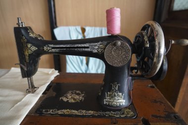 Moskova, Rusya - 04 Haziran 2018: eski vintage retro yaşlı dikiş makinesi - şarkıcı - marka 