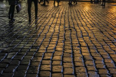Arnavut kaldırımlı sokak yol ile kentsel gece yağmurlu sahne. insanlar yürüyen siluetleri. Moskova, Kızıl meydan.