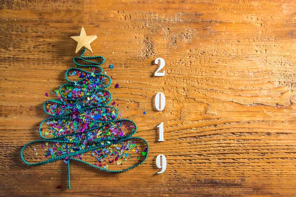 Kerstboom Van Een Veel Kleurrijke Confetti Kantpatroon Vintage Stijl Houten — Stockfoto