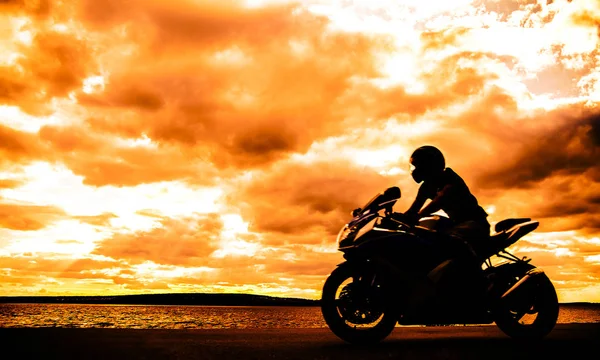 Silhouette Eines Sportlichen Mannes Auf Seinem Motorrad Bei Sonnenuntergang — Stockfoto