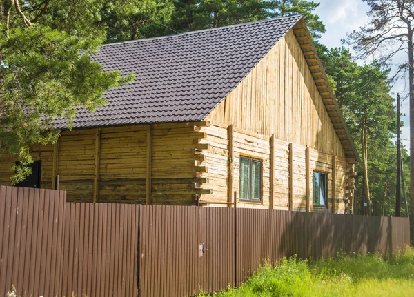 Casa Madera Bosque Pinos Cerca Nuevos Troncos Una Base Piedra — Foto de Stock