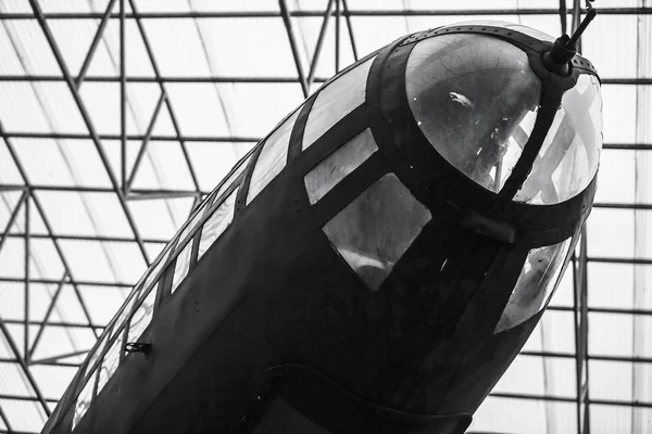 青い空を背景の古いジェット戦闘機の鼻 軍の飛行機 — ストック写真
