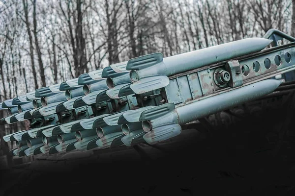 Roket Fırlatma Savaş Sahnesi Ile Roket Füzeleri Kasvetli Gökyüzüne Amaçlı — Stok fotoğraf
