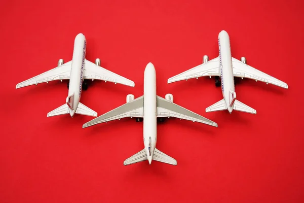 赤の背景に分離された つの空気飛行機おもちゃ — ストック写真