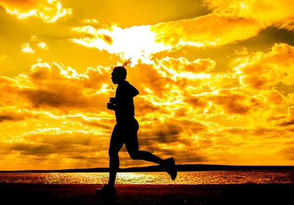 Frau Läuft Bei Sonnenuntergang Auf Asphaltstraße — Stockfoto