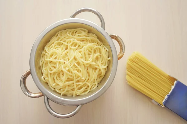 Top View Ιταλικά Αποξηραμένα Και Βρασμένα Noodles Ξύλινο Τραπέζι — Φωτογραφία Αρχείου