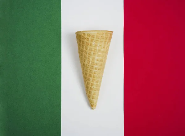 Cono Waffle Vuoto Sullo Sfondo Della Bandiera Italiana — Foto Stock