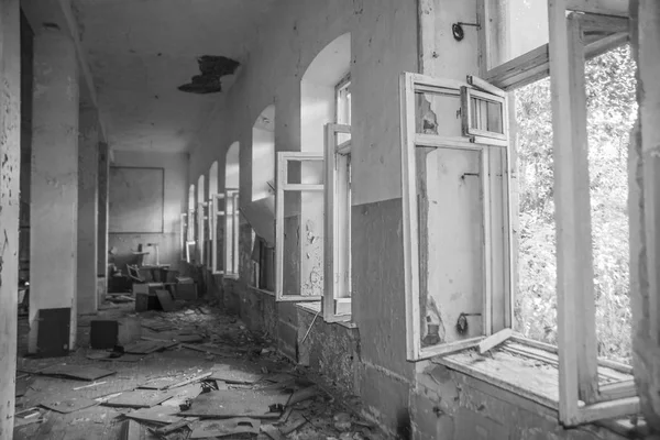 Interior Edifício Velho Arruinado Janelas Madeira Velhas — Fotografia de Stock