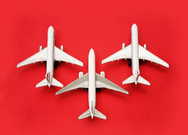 Tři Hračky Letadlo Air Izolované Červeném Pozadí — Stock fotografie